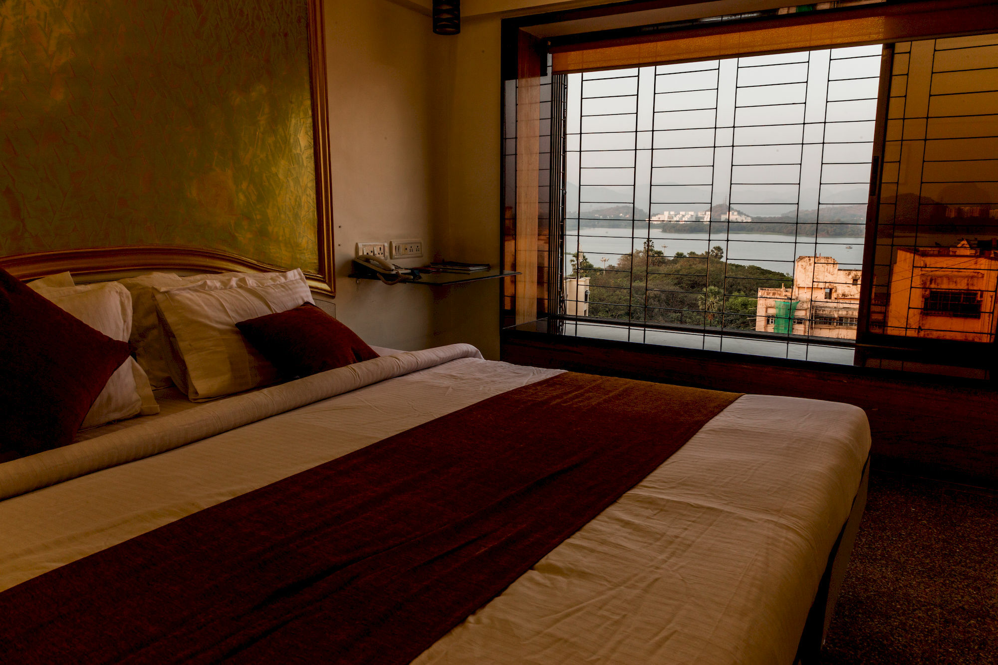Oyo Apartments Powai Lake View Мумбаи Экстерьер фото